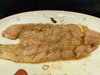 7、照烧鸡胸肉,腌制十分钟;