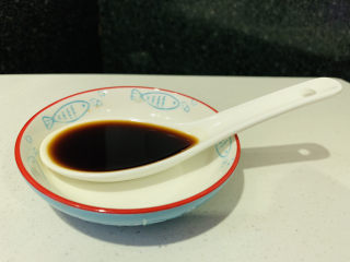 8、照烧鸡胸肉,开始调照烧酱,1勺酱油;