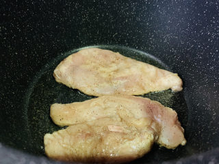 13、照烧鸡胸肉,锅里加2勺食用油,烧热,加入腌制好的鸡胸肉,有十字纹的面向下;