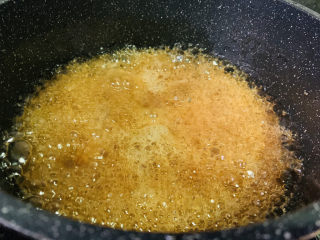 17、照烧鸡胸肉,加入调好的照烧酱,大火煮开,转中火,盖上锅盖,焖煮5分钟;