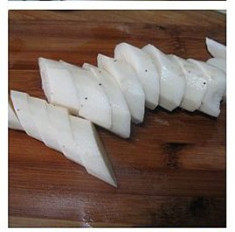 5、教你如何在家做一碗高颜值的［海鲜乌冬面］,2小时后，山药去皮洗净身上的粘液，切块。