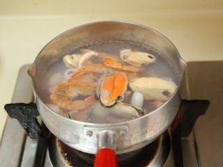 11、教你如何在家做一碗高颜值的［海鲜乌冬面］,做一锅开水，把海鲜煮熟。大概煮个2分钟即可。