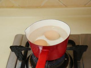 9、教你如何在家做一碗高颜值的［海鲜乌冬面］,鸡蛋中火煮五分钟，关火，放入冷水中浸泡。