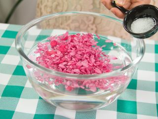 1、养颜软糯桃花糕,把花瓣用淡盐水浸泡10分钟，能够起到杀菌和清洗的作用，清洗干净后就可以捞出