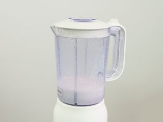 2、养颜软糯桃花糕,把桃花瓣和纯牛奶一起放入料理机中，搅打成桃花奶汁。