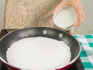 3、养颜软糯桃花糕,把搅打好的桃花奶倒入奶锅中，加入纯藕粉.一定要是纯藕粉哦