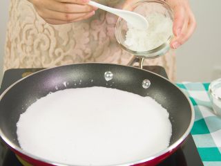 4、养颜软糯桃花糕,.取需要量的冰糖粉加入桃花奶中。