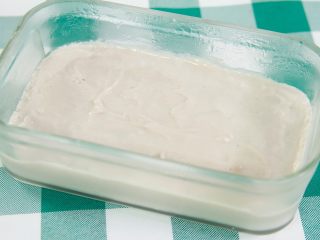 5、养颜软糯桃花糕,煮好的桃花糕倒入容器中，晾凉就会凝固，也可以放入冰箱冷藏使其凝固。