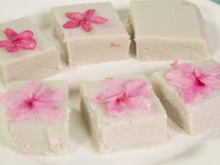 6、养颜软糯桃花糕,切块后再贴上些桃花就更完美啦。