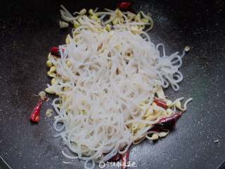 7、豆芽炒粉条,放入粉条大火翻松翻炒