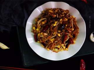 11、豆芽炒粉条,尤其是粉条，滑滑软软的，有弹性又筋道，因为浸透了的油脂和炖菜的菜汤，特别的香。