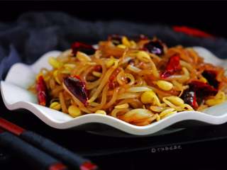 12、豆芽炒粉条,豆芽中的维生素E可保护皮肤和毛细血管, 防止小动脉硬化和老年高血压。