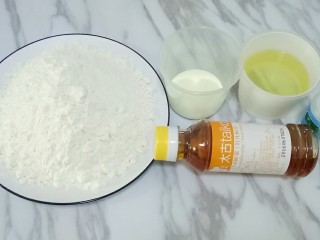 1、豆沙蛋黄月饼,准备好所有材料