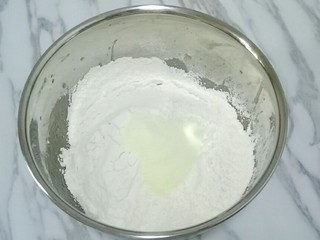 4、豆沙蛋黄月饼,加入奶粉