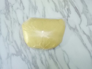 6、豆沙蛋黄月饼,刚拌好的面团很黏，将面团放入保鲜袋中，放冰箱冷藏2小时