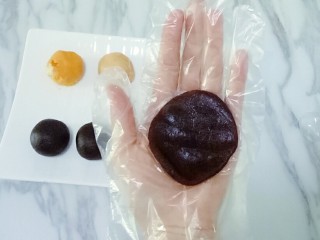 7、豆沙蛋黄月饼,准备好豆沙和咸鸭蛋黄，取豆沙一份按扁