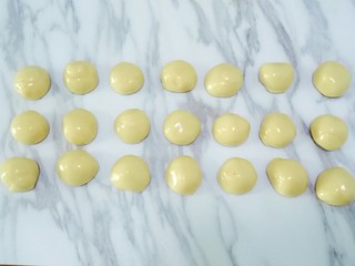12、豆沙蛋黄月饼,将面团分成20克一份