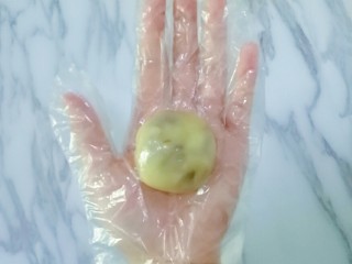 15、豆沙蛋黄月饼,慢慢的推动面皮，使皮包裹在馅上，收口