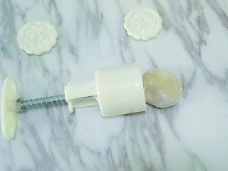 17、豆沙蛋黄月饼,放入月饼模具中