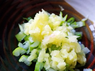 1、泰式甜辣酱烧汁茄夹肉,葱姜切碎