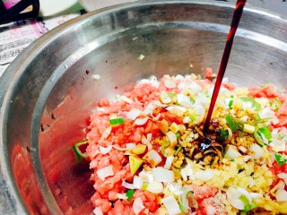 3、泰式甜辣酱烧汁茄夹肉,葱姜放入猪肉馅中 加入少许盐生抽 搅拌均匀