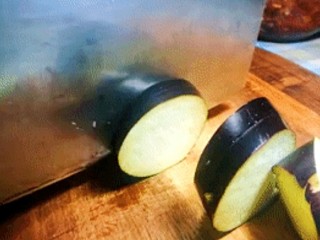4、泰式甜辣酱烧汁茄夹肉,茄子两刀切一片 第一刀不切断 第二刀切断