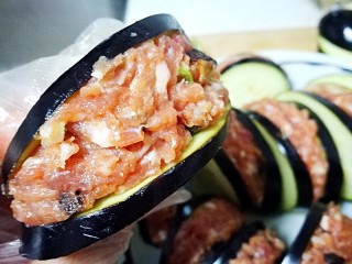5、泰式甜辣酱烧汁茄夹肉,将肉馅塞进茄夹中