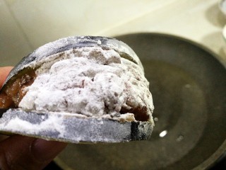 6、泰式甜辣酱烧汁茄夹肉,下锅煎制前粘一下生粉