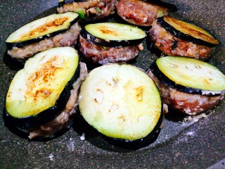 7、泰式甜辣酱烧汁茄夹肉,茄夹两面煎黄