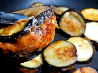 8、泰式甜辣酱烧汁茄夹肉,盛出待用