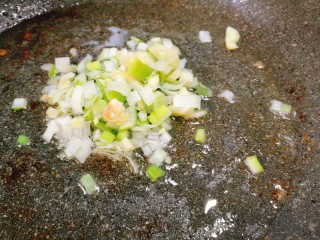 9、泰式甜辣酱烧汁茄夹肉,锅中油热下葱花蒜末