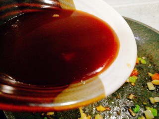 11、泰式甜辣酱烧汁茄夹肉,倒入甜辣酱番茄酱生抽