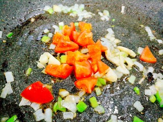 10、泰式甜辣酱烧汁茄夹肉,倒入红椒碎 炒香