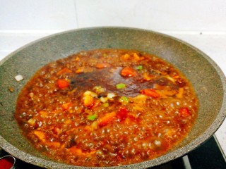 12、泰式甜辣酱烧汁茄夹肉,加少许清水 烧匀