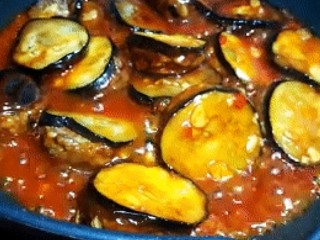 13、泰式甜辣酱烧汁茄夹肉,把煎好的茄夹倒入锅中 烧至汁浓关火