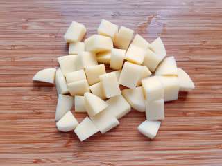 2、#吃鸡#日式咖喱鸡腿饭,土豆和胡萝卜切小块备用