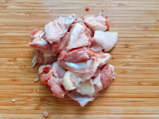 3、#吃鸡#日式咖喱鸡腿饭,两只鸡腿洗净,剔骨切成小块