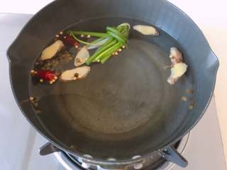 4、#吃鸡#日式咖喱鸡腿饭,锅中加入足量水,放入葱结、姜片,花椒和辣椒煮开