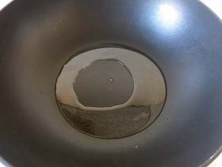 7、#吃鸡#日式咖喱鸡腿饭,锅中倒入适量油