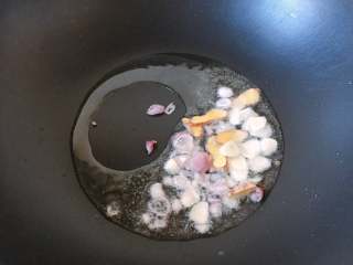 8、#吃鸡#日式咖喱鸡腿饭, 油7成热时放入姜蒜和红葱头爆香