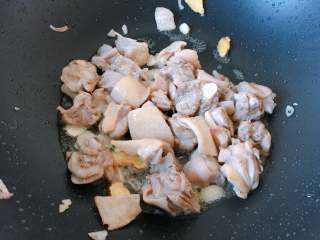 9、#吃鸡#日式咖喱鸡腿饭,随后放入鸡胸肉翻炒