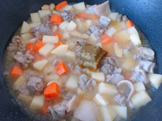 11、#吃鸡#日式咖喱鸡腿饭,加入适量水,加盖煮开后放入咖喱块