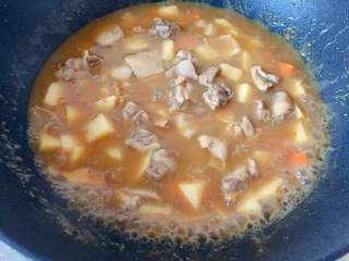 12、#吃鸡#日式咖喱鸡腿饭,搅拌至咖喱块融化