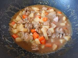 13、#吃鸡#日式咖喱鸡腿饭,转中小火,加盖炖20分钟至汤汁收浓