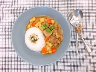 15、#吃鸡#日式咖喱鸡腿饭,盛入咖喱鸡腿,撒少许香松在米饭上做装饰即可