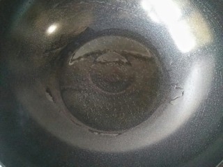 6、时蔬吐司盏――美味健康餐,锅中适量芥花油，烧至7成热。（加拿大芥花油味道中性，色质较轻，不会掩盖食材本身的味道与色泽；烟点达242摄氏度，能有效减少油烟等有害物质的产生；在营养健康方面，其饱和脂肪含量很低（7%）且含有更为丰富的植物性欧米伽-3脂肪酸，不含反式脂肪和胆固醇，同时富含维生素E和维生素K）