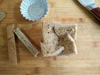 11、时蔬吐司盏――美味健康餐,将切好的吐司片延一个方向压入蛋挞模中制成一个吐司盏。