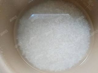 4、时蔬腊肉焖饭,用清水浸泡30分钟