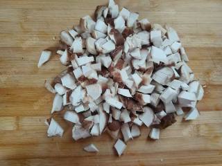 5、时蔬腊肉焖饭,香菇、胡萝卜分别切丁