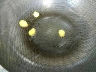 7、时蔬腊肉焖饭,炒锅里放少许油润锅，放入几片生姜爆香